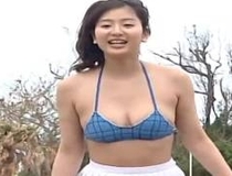 日本性感女優 上友梨公園的鬆奶誘惑